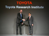 Managerul Toyota care deține o Tesla se opune unei treceri complete la mașini electrice și susține cele hibride și plug-in-uri